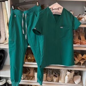 Figs Hunter Green Women's Jogger Scrub Set